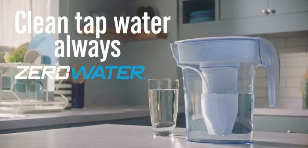 Mesa de una cocina blanca con una jarra Zerowater a la derecha y al lado un vaso de agua.