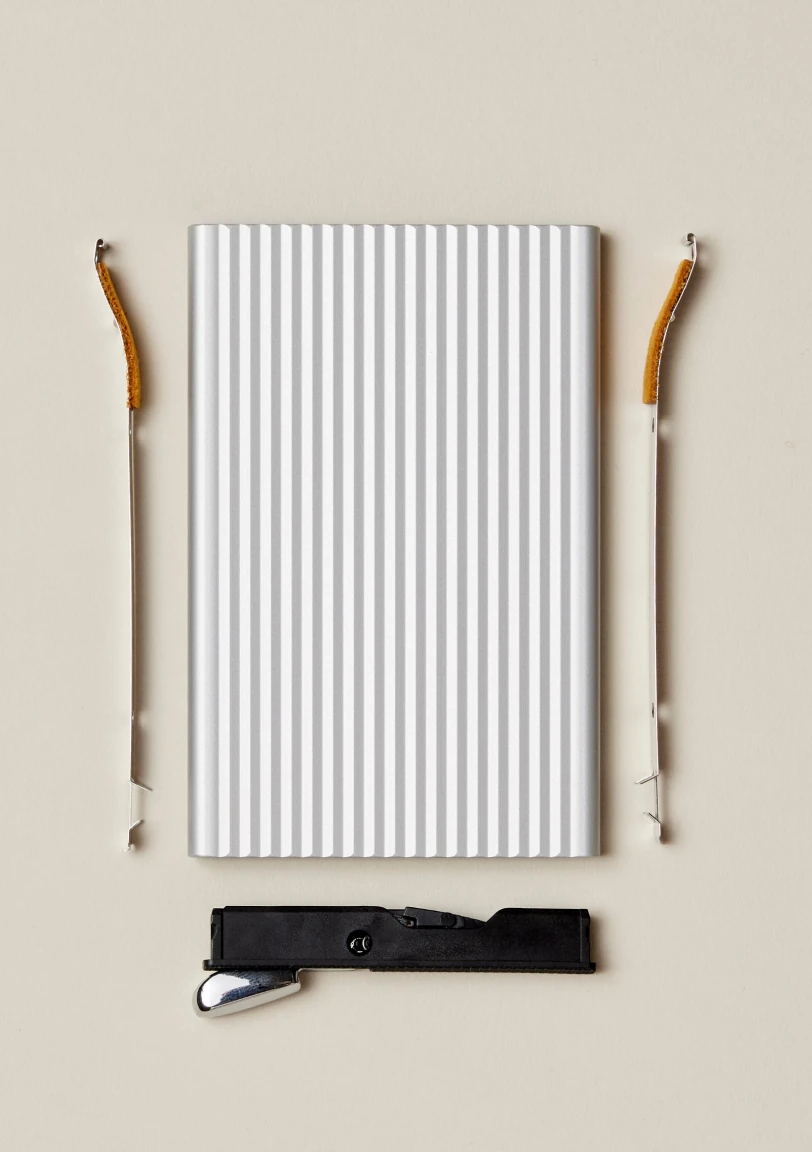 Cardprotector Secrid despiezado en color plata mecanismo negro