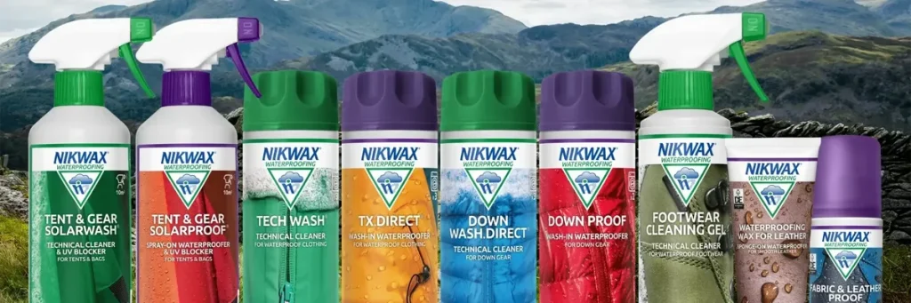 Composición de producto Nikwax con montaña de fondo