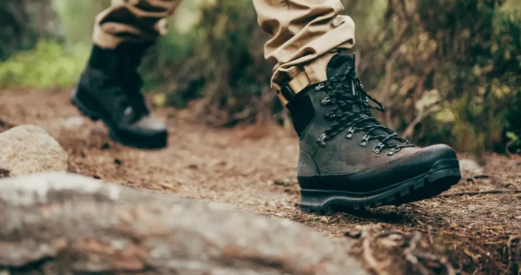 Senderista caminando con botas Hanwag grises y pantalones