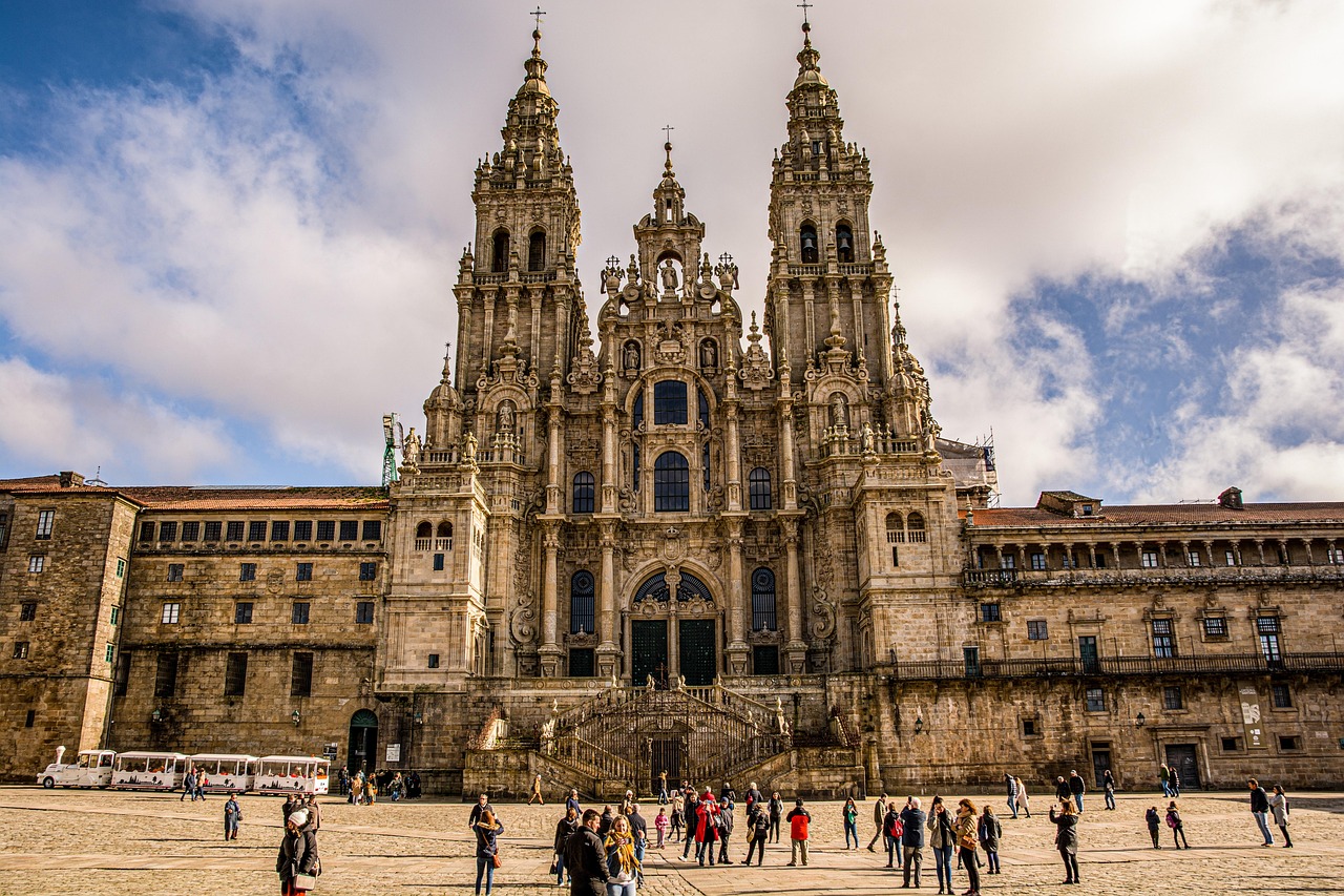 Guía del peregrino en Ponferrada: El equipo definitivo para llegar a Santiago sin lesiones Catedral de Santiago de Compostela, meta de los peregrinos equipados en OkUoutlet Ponferrada.